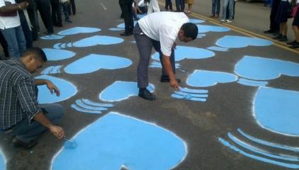Decenas de corazones azules han sido pintados en las vías